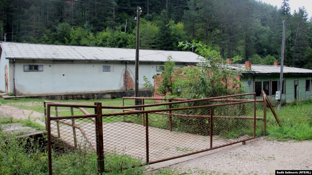 Devastirani objekti u nekadašnjem logoru Sušica, osnovanom po naredbi Svetozara Andrića 1992, nedaleko od Vlasenice na istoku Bosne i Hercegovine, 23. avgust 2022.