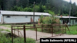 Devastirani objekti u nekadašnjem logoru Sušica, osnovanom po naredbi Svetozara Andrića 1992, nedaleko od Vlasenice na istoku Bosne i Hercegovine, 23. avgust 2022.