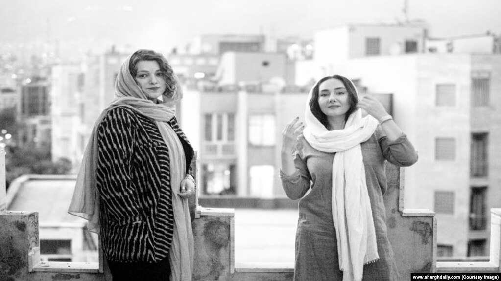 هانیه توسلی (راست) و غزاله معتمد می‌گویند زنان آزاردیده تاکنون از مراجعه به شورای صیانت خانه سینما نتیجه‌ای نگرفته‌اند
