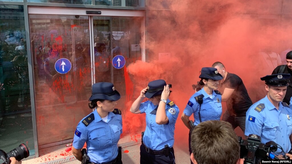 Protestuesit gjithashtu hodhën ngjyrë të kuqe ndaj ndërtesës së Qeverisë së Kosovës.