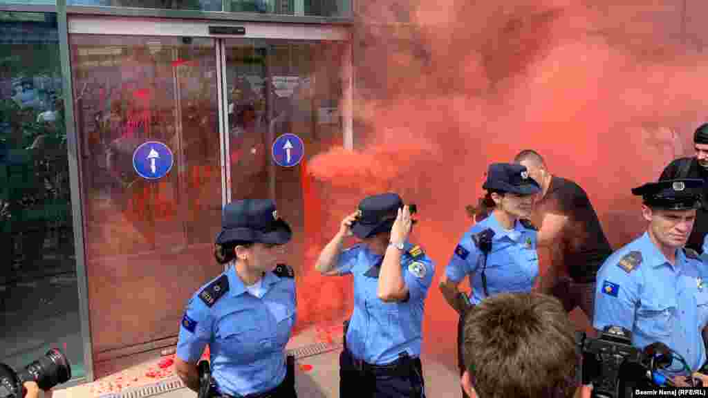 Demonstranti su također bacili crvenu boju na zgradu Vlade Kosova.