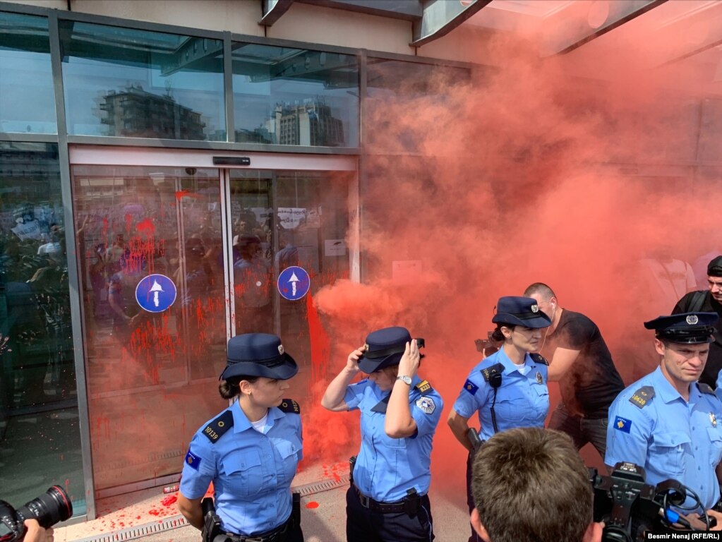 Tym me ngjyrë të kuqe u hodh nga protestuesit.