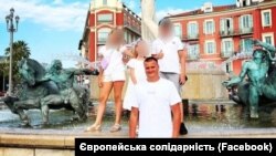 24 серпня у користувачі соцмереж почали поширювати фотографії харківського чиновника, який у Instagram опублікував світлини свого відпочинку разом з родиною у Ніцці