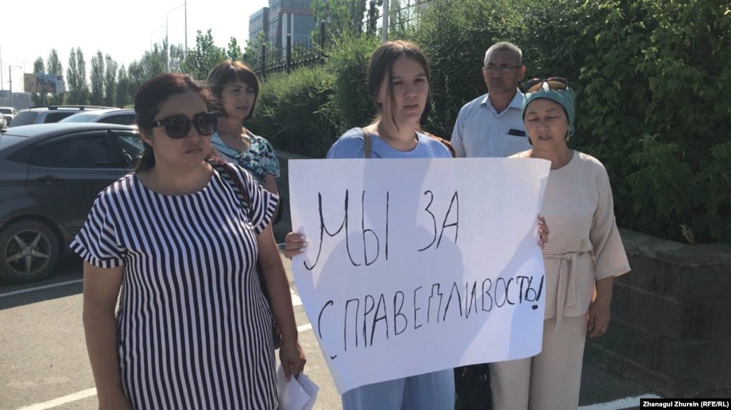 Родственники Нурсултана Исаева у прокуратуры области. Актобе, 9 августа 2022 года