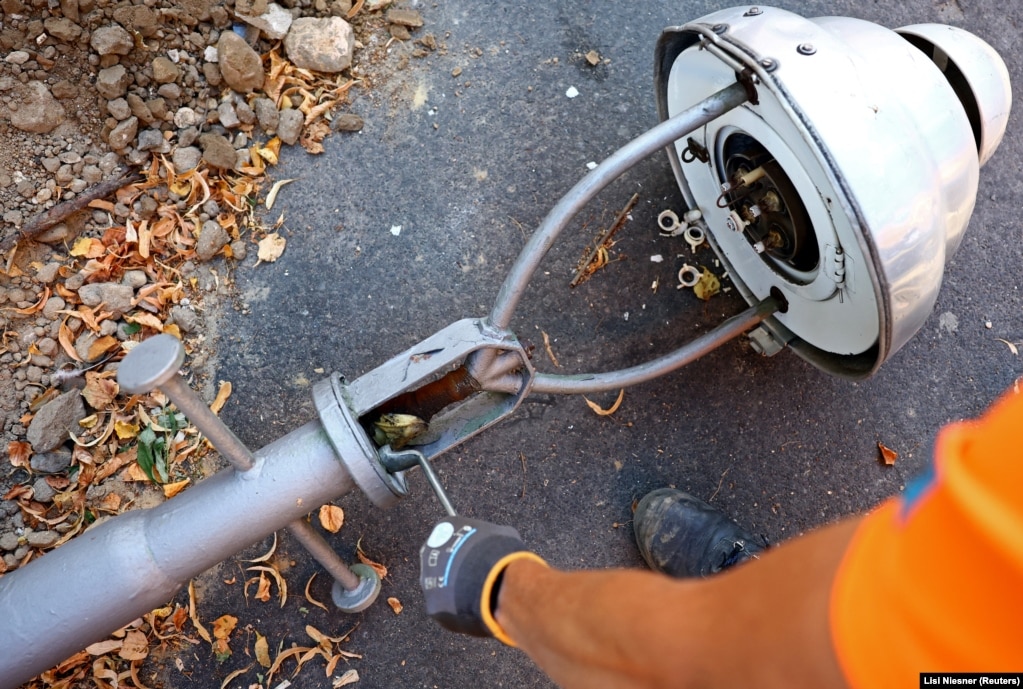 Një punëtor duke çmontuar poçat e një llambe rruge me gaz në Berlin më 10 gusht. Kremlini duket se po përdor gazin si levë për të bërë presion ndaj Gjermanisë, e cila e mbështetë Ukrainën. Prurjet e gazit rus përmes gazsjellësit Nord Stream 1, u ulën në më pak se 20 për qind të kapacitetit në korrik, pasi Gazpromi rus tha se do të bëheshin "riparimet e pajisjeve".