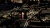  Ljudi šetaju oko uništenih ruskih vojnih vozila postavljenih u centru Kijeva u Ukrajini 24. avgusta 2022.