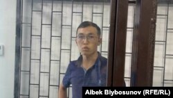 Кыргызский блогер Ырыскелди Жекшеналиев в суде по избранию ему меры пресечения. Бишкек, 16 августа 2022 года