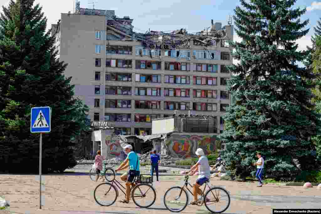 Egy szállodaépület látképe, amelyet nemrég bombázás ért az ukrán&ndash;orosz konfliktus során az orosz ellenőrzés alatt álló Szvetlodarszk városában, az ukrajnai donyecki területen 2022. augusztus 8-án