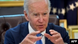 Biden je rekao da veruje da je pandemija imala "dubok" uticaj na psihu Amerikanaca. "To je promenilo sve... stavove ljudi o sebi, svojim porodicama, o stanju nacije, o stanju njihovih zajednica", rekao je on. "Bilo je to veoma teško vreme. Veoma teško".