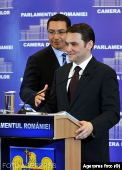 Premierul Victor Ponta (stânga) și ministrul delegat ministrul delegat pentru Proiecte de Infrastructura și Investiții Străine, Dan Șova, susțin declarații de presă, la Palatul Parlamentului. 12 septembrie 2013