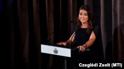 Novák Katalin köztársasági elnök beszédet mond Debrecen legújabb színházi komplexumának, a Csokonai Fórumnak a megnyitó ünnepségén 2022. augusztus 23-án