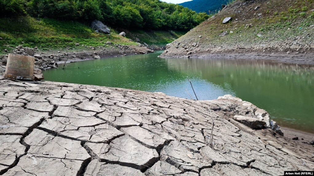 Thatësira ka goditur edhe Liqenin e Përlepnicës, nga i cili furnizohet me ujë Komuna e Gjilanit. 