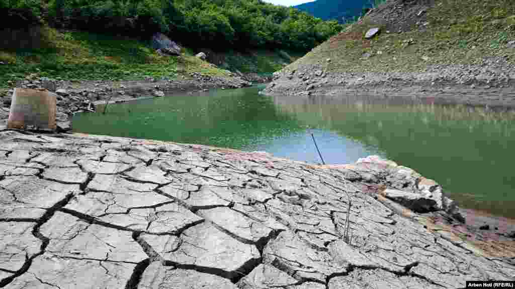 Suša je takođe pogodila Prelepničko jezero, iz kojeg se opština Gnjilane snabdeva vodom.
