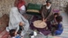 Avganistanska porodica jede hleb i čaj u provinciji Kandahar.