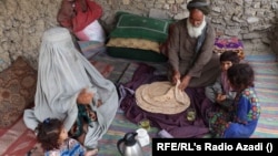 Avganistanska porodica jede hleb i čaj u provinciji Kandahar.