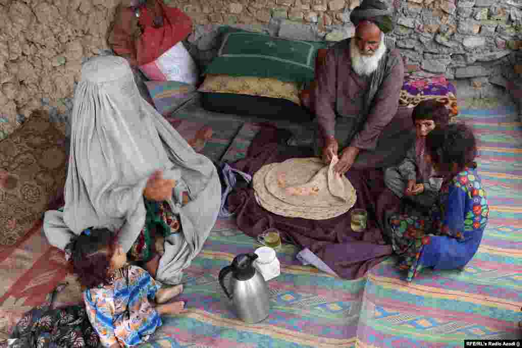 This family in Kandahar eats bread with tea for breakfast. Women and children are the most vulnerable to hunger. Earlier this year, the United Nations Children&#39;s Fund (UNICEF) warned that some 1.1 million Afghan children under the age of 5 risked dying of severe acute malnutrition, while more than 3.2 million children faced malnutrition.