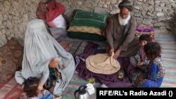 آرشیف - یک وعده غذایی خانواده‌ای بی‌بضاعت افغان