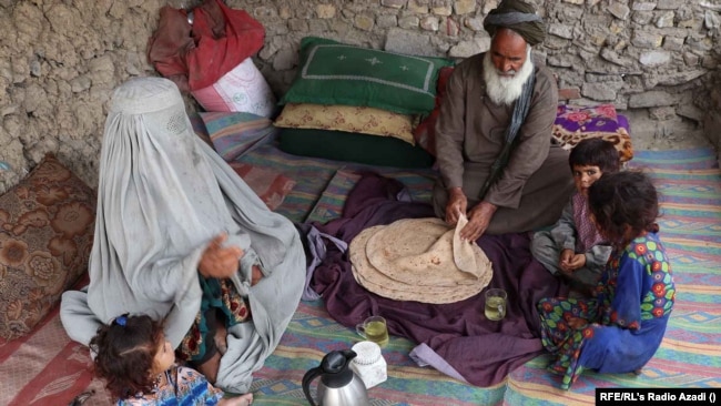 Afghanistan's Bare Dastarkhaans Reveal Rising Poverty, Hunger Under The Taliban