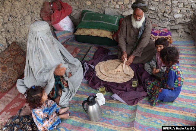 این خانواده در کندهار در صبحانه نان و چای می&zwnj;خورد. زنان و اطفال آسیب&zwnj;پذیرترین قشر در برابر گرسنگی هستند. اوایل امسال، صندوق کودکان سازمان ملل متحد (یونیسف) هشدار داده که حدود ۱،۱ میلیون کودک زیر ۵ سال&nbsp;به علت سوء تغذیه شدید&nbsp;در خطر مرگ اند.&nbsp;به اساس آمار، بیش از ۳،۲ میلیون کودک در افغانستان به سوء تغذیه دچار اند. 