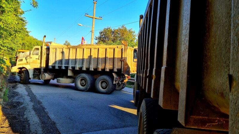 REL identifikon se kush qëndron prapa kamionëve të përdorur në barrikada