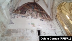 Picturi murale vechi de secole din biserica Sfântul Mihail din Cluj, redeschisă anul trecut după ce a fost reabilitată cu bani europeni.