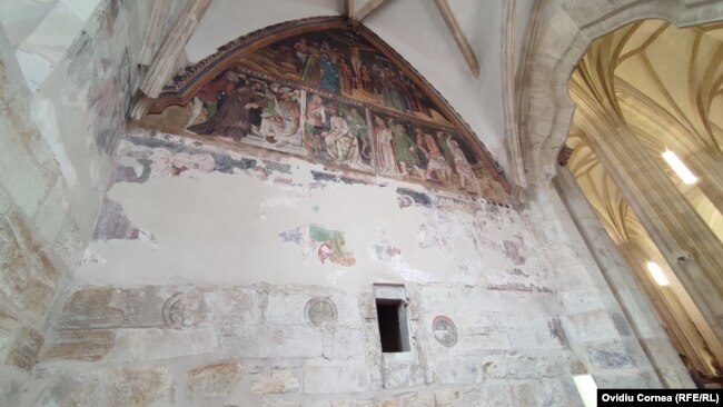 Lucrările de restaurare a bisericii Sfântul Mihai pun în valoare ceea ce s-a mai păstrat din frescele seculare ale lăcașului de cult.