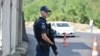 Një polic i Kosovës patrullon afër pikës kufitare ndërmjet Kosovës dhe Serbisë në Jarinje, Kosovë. 1 shtator 2022.
