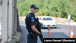 Një polic i Kosovës patrullon afër pikës kufitare ndërmjet Kosovës dhe Serbisë në Jarinje, Kosovë. 1 shtator 2022.