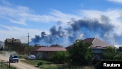 Дым от взрывов на аэродроме в Новофедоровке, Крым