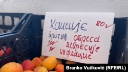 Inflációellenes kedvezménnyel árult sárgabarack egy szerbiai zöldségesnél, Kragujevacon 2022. augusztusában