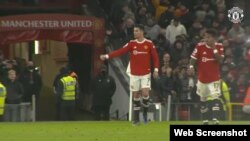 Криштиану Роналду (слева) и другие игроки «Манчестер Юнайтед» празднуют забитый мяч во время домашнего матча английской премьер-лиги.
