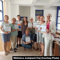 O parte din absolvenții cursurilor de limba română organizate de Biblioteca Județeană din Cluj, care îi ajută pe cei care vor să se stabilească în țară să poată comunica.