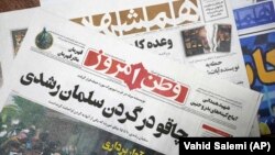 Edițiile din 13 august ale ziarelor iraniene, Vatan-e Emrooz (Patria Astăzi), purtând pe prima pagină, în farsi: „Cuțit în gâtul lui Salman Rushdie”, și Hamshahri (Cetățeanul, ziar al primăriei Teheranului), cu titlul: „Atac împotriva scriitorului Versetelor Satanice”.