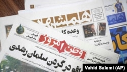 Насловните страници на иранските весници, Ватан-е Емроз: „Нож во вратот на Салман Ружди“ и Хамшахри: „Напад врз писателот на сатанистички стихови“.