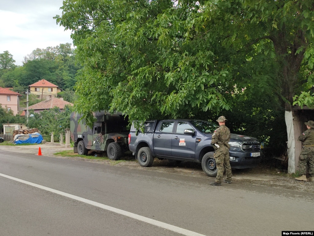 Qeveria e Kosovës pasditen e 1 gushtit shtyu zbatimin e dy vendimeve për targat dhe dokumentet serbe deri më 1 shtator. Vendimi për targat ka të bëjë me riregjistrimin e të gjitha makinave që qarkullojnë në veri, e që janë të pajisura me targa serbe. Ndërkaq, vendimi për dokumentet konsiston me lëshimin e një dokumenti për hyrje-dalje për të gjithë shtetasit e Serbisë, që hyjnë në Kosovë. Këtë praktikë, Serbia e aplikon për shtetasit e Kosovës qe 11 vjet. 