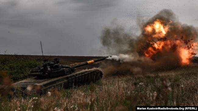 Українські танки стріляють на Донбасі, українські танкісти ЗСУ ведуть вогонь із закритих позицій у Донецькій області по армії РФ, 2022 рік
