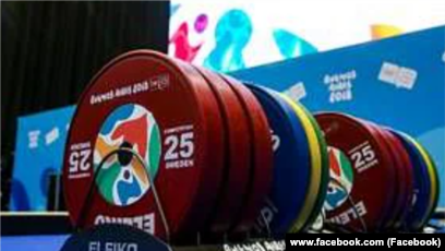 U erining oldida porno tomosha qilishdan uyaladi. Kinoteatrda jinsiy aloqa qilish video