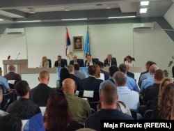 Mbledhja në të cilën dhanë dorëheqje përfaqësuesit e serbëve në institucionet e Kosovës.