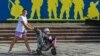 Прохожие во Львове и Москве – о том, как полгода войны изменили их жизни