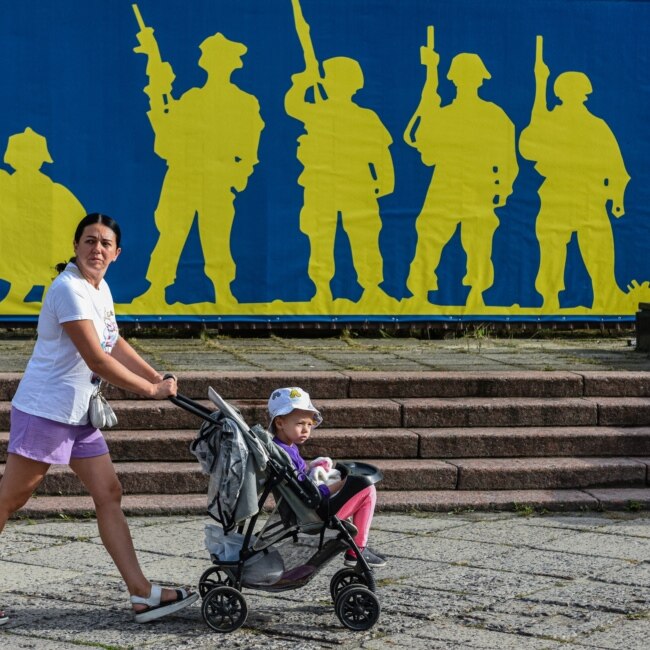 Прохожие во Львове и Москве – о том, как полгода войны изменили их жизни