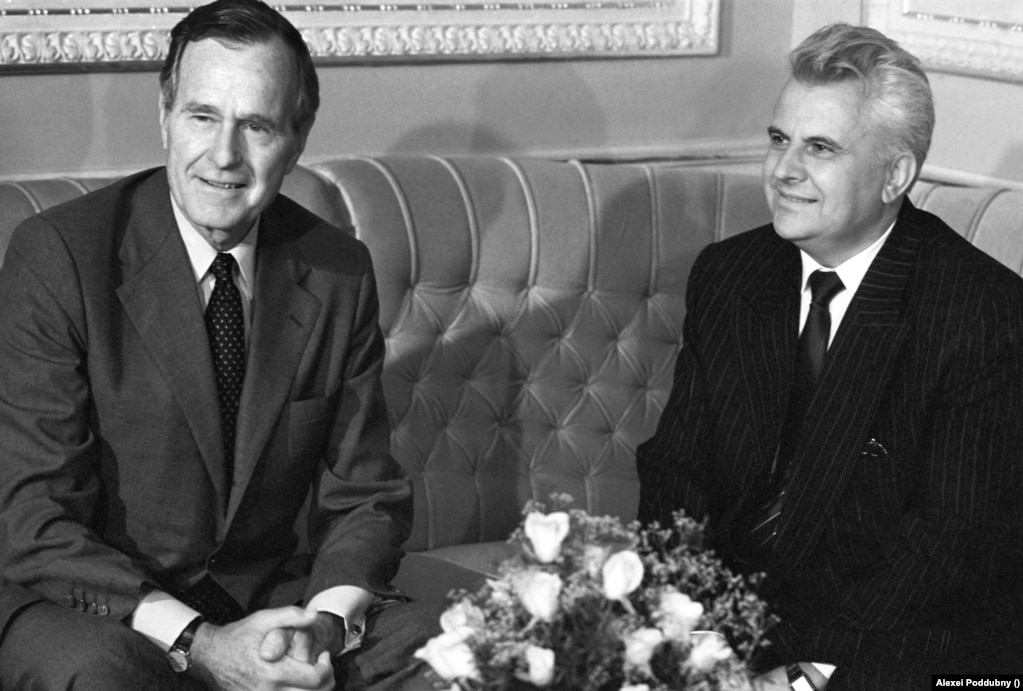 Më 1 gusht 1991, presidenti i Shteteve të Bashkuara të Amerikës, George H. W. Bush, mbajti një fjalim, në të cilin ai paralajmëroi ukrainasit për rreziqet e &ldquo;nacionalizmit vetëvrasës&rdquo;, një frazë e përdorur nga Gorbachev. Ai po ashtu i këshilloi ata të kujtonin se &ldquo;liria nuk është e njëjtë si pavarësia&rdquo;. Katër muaj më vonë, Bush ndryshoi qëndrim, kur u detyrua të njihte një Ukrainë të pavarur. Bush (majtas) dhe kryetari i Parlamentit të Ukrainës, Leonid Kravchuk, gjatë bisedimeve më 5 gusht 1991.