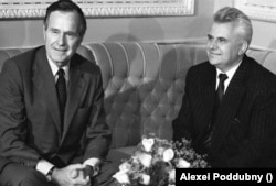 Президент Сполучених Штатів Джордж Буш-старший (ліворуч) та Голова Верховної Ради України Леонід Кравчук позують для фотографії під час переговорів. Київ, Українська РСР