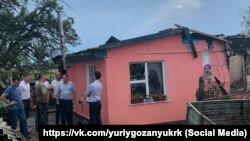 Комиссия российского правительства Крыма у частного дома, пострадавшего от взрывов на российском военном объекте в селе Майское Джанкойского района, 9 августа 2022 года