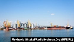 Завантаження зерном суховантажного судна в Одеському порту 