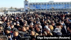 Xitoyning Qirg‘izistonda tobora kuchayib borayotgan hozirligiga qarshi Bishkekda o‘tkazilgan norozilik namoyishidan lavha, 2019-yil yanvari