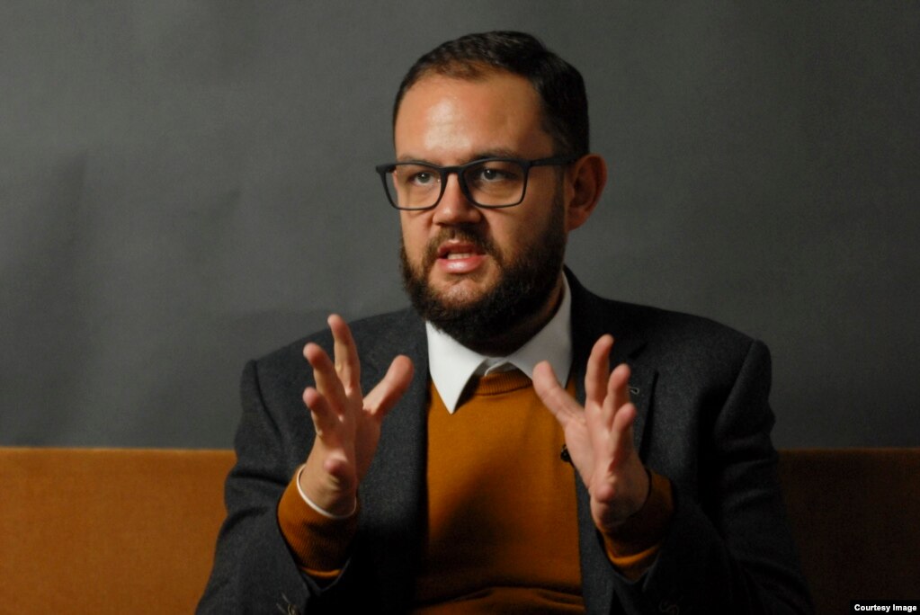 Andrej Petrovski, drejtor i teknologjisë në Share Foundation, një organizatë e të drejtave të njeriut me qendër në Beograd, e cila ka qenë në krye të përpjekjeve për të kundërshtuar vendosjen e kamerave për njohjen e fytyrës në Serbi.