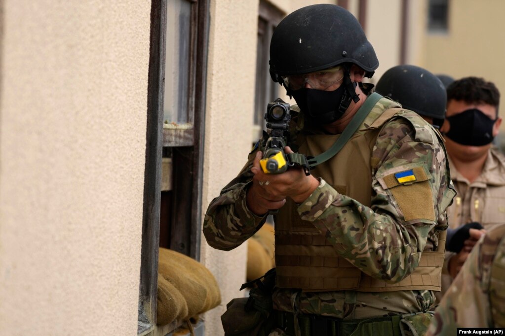"Ne po drejtojmë një kurs bazë këmbësorie, i cili merr rekrutët ukrainas dhe i mëson ata të qëllojnë mirë, të lëvizin dhe të komunikojnë mirë brenda çdo mjedisi taktik", tha majori Craig Hutton, një oficer i Gardës skoceze të ushtrisë britanike që po mbikëqyr trajnimin.
