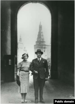 Лой Гендерсон с женой Элизой в Боровицких воротах Кремля. 1935