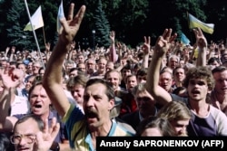 Mii de demonstranți au ieșit pe străzile Kievului pentru a cere independența Ucrainei în perioada imediat de dinaintea prăbușirii Uniunii Sovietice. Fotografie realizată la data de 28 august 1991, în timpul unui protest din centrul capitalei Ucrainei.