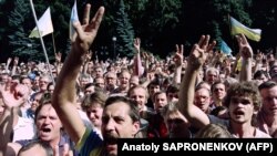Mii de oameni fac semnul celor trei degete, care simbolizează furca, emblema Ucrainei. Kiev, 28 august 1991.